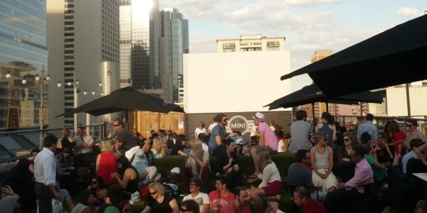 Um in Australien in einer Bar arbeiten zu dürfen, benötigt man ein spezielles Jobzertifikat.