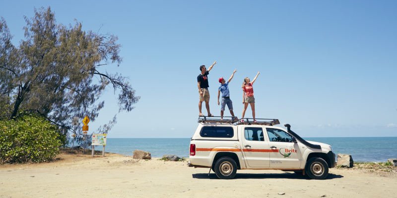 Backpacker mit Wagen auf einem Roadtrip